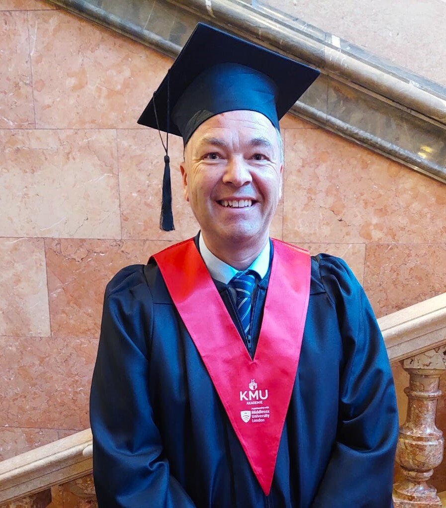 Peter Lumetzberger, MBA, im Talar mit Doktorhut bei seiner Graduierung