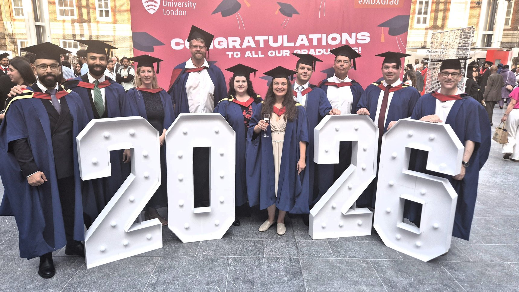 Absolvent:innen in Talaren bei der Graduierungsfeier der Middlesex University London 2026 Absolvent:innen in Talaren bei der Graduierungsfeier der Middlesex University London 2026