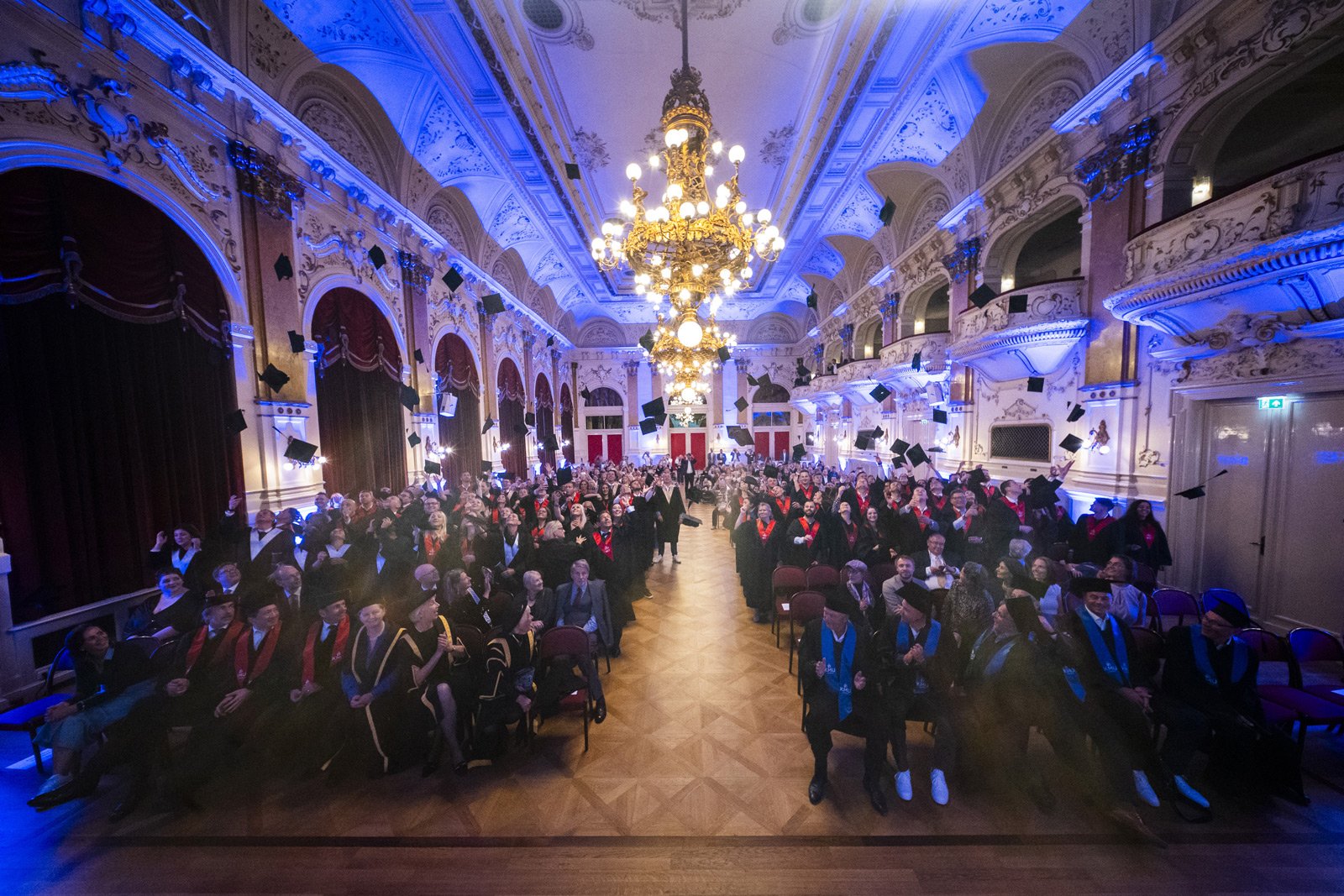 Absolvent:innen mit Doktorhut bei der Graduierungsfeier 2025 der KMU Akademie im Festsaal